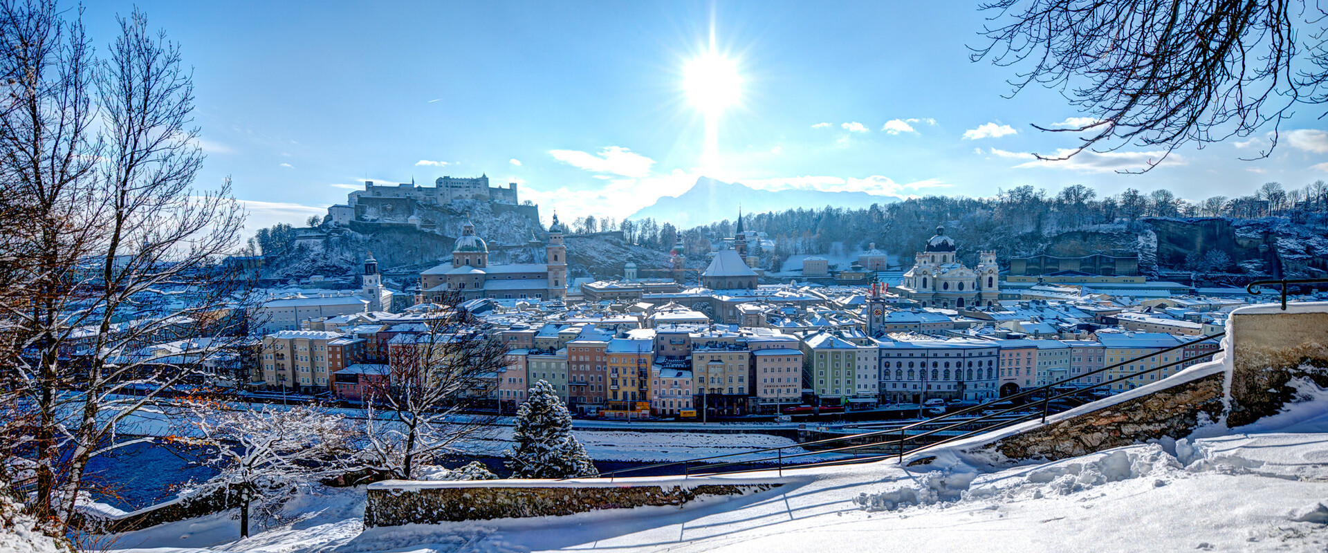 Die Stadt Salzburg mit dem Fluss Salzach im winterlichen Kleid