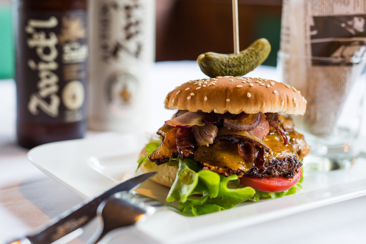 Köstlicher Burger im Gasthaus Obermayr bei Salzburg