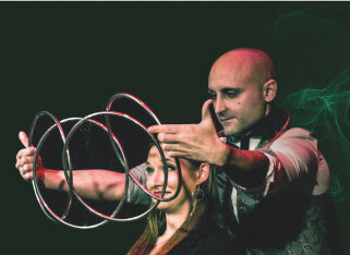 Magier führt Trick mit Ringen vor während eines Magic Dinners mit Johnny Diablo. Einladung zu einem 4-5 Gang Menü im Hotel Obermayr.