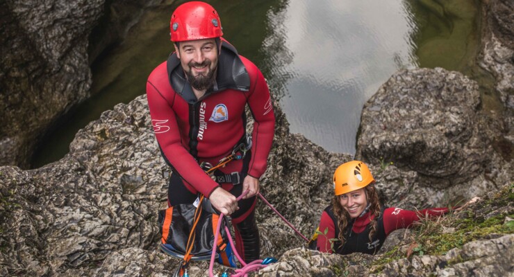 Ein Mann und eine Frau beim Canyoning im Aktivurlaub im Salzkammergut