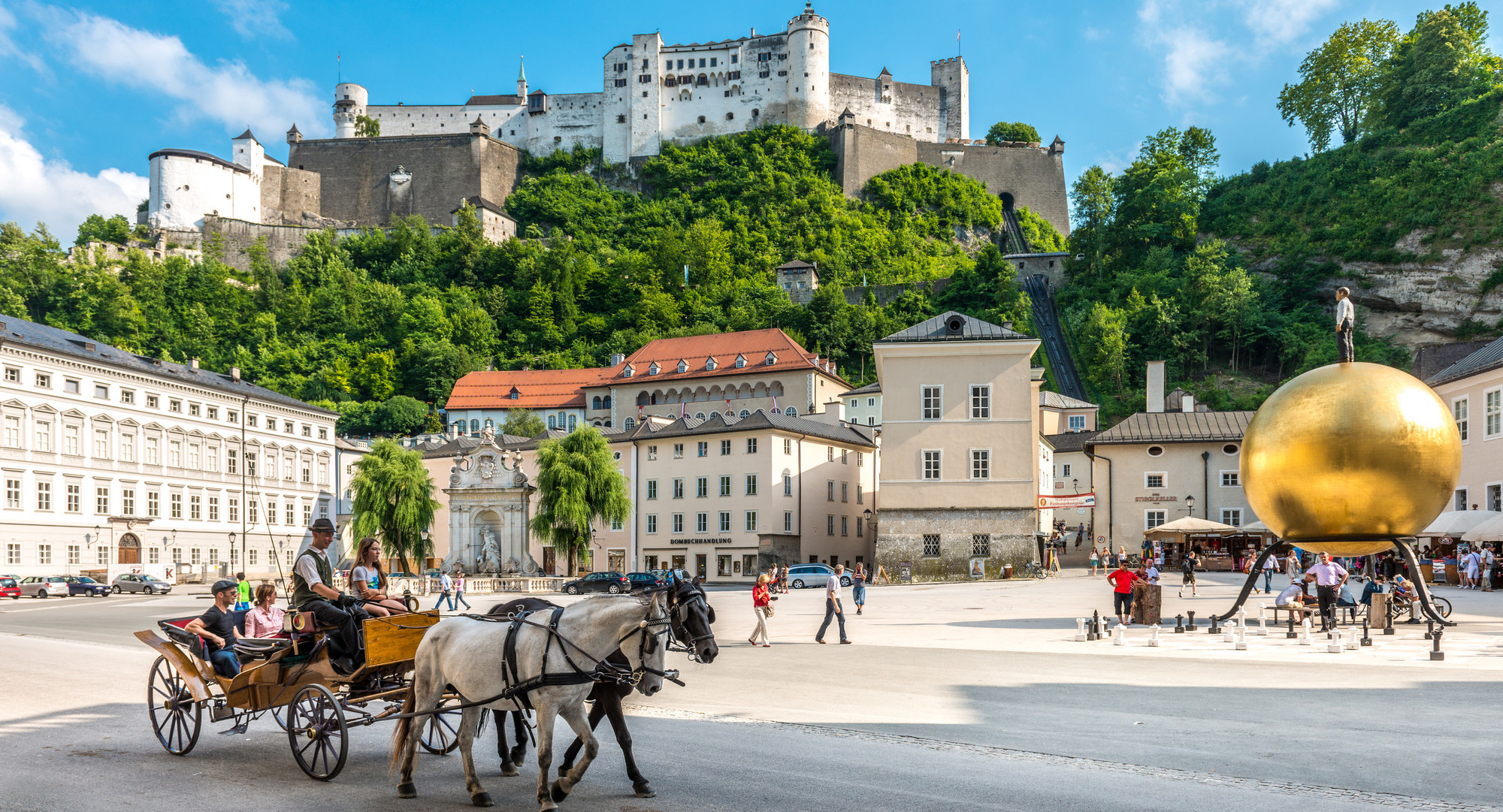 Die Altstadt und die Festung beim Urlaub in der Stadt Salzburg