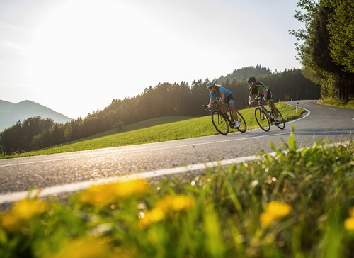 Ein Paar beim Rennradfahren im Radurlaub im Salzkammergut