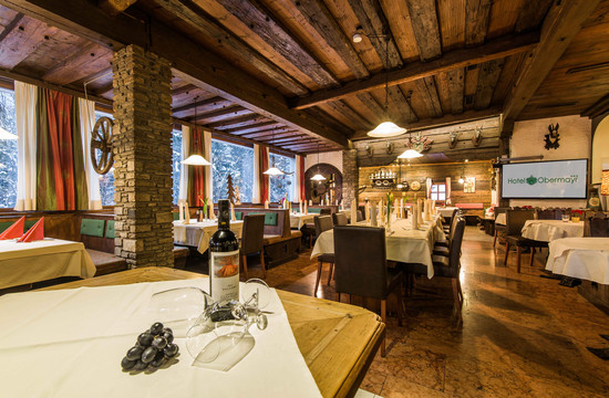 Festlich gedeckte Tische im Gasthaus in Ebenau, Salzburg Umgebung