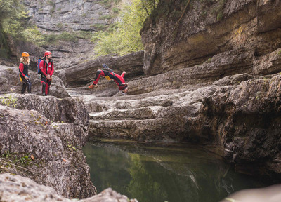 Sprung beim Canyoning in der Almbachklamm in das kühle Nass