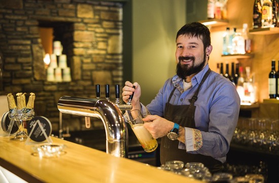 Der Gastgeber zapft ein frisches Bier im Gasthaus Obermayr