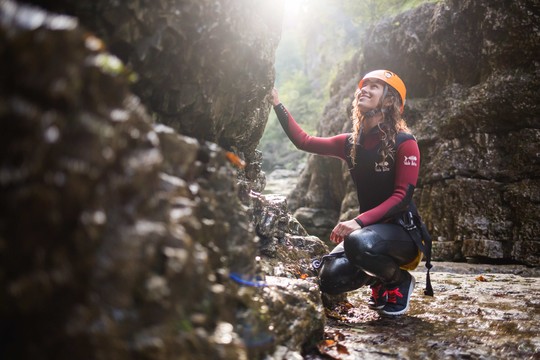 Eine junge Frau lacht beim Canyoning in Salzburg