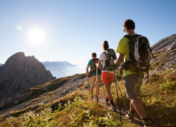 Eine Gruppe beim Wandern im Aktivurlaub im Salzkammergut