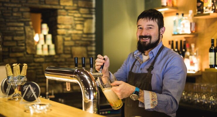 Der Gastgeber zapft frisches Bier im Hotel Obermayr in Salzburg Umgebung