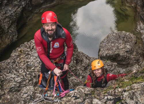 Ein Mann und eine Frau beim Canyoning im Aktivurlaub im Salzkammergut