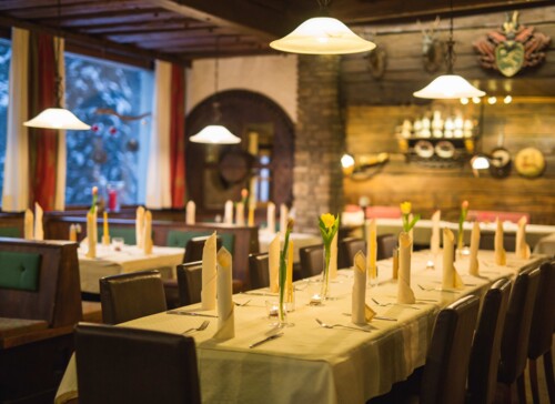 Festlich gedeckte Tische im Gasthaus für Firmenfeiern bei Salzburg