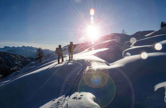 ein Paar beim Skitourengehen im Aktivurlaub im Salzkammergut