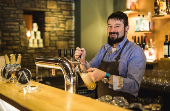 Der Gastgeber zapft frisches Bier im Hotel Obermayr in Salzburg Umgebung