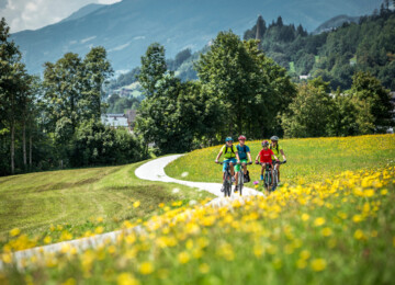 Eine Familie macht eine Radtour im Aktivurlaub im Salzkammergut
