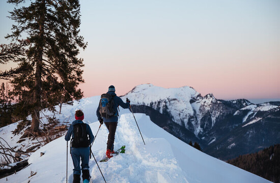 Ein Mann beim Langlaufen im Winterurlaub im Salzkammergut