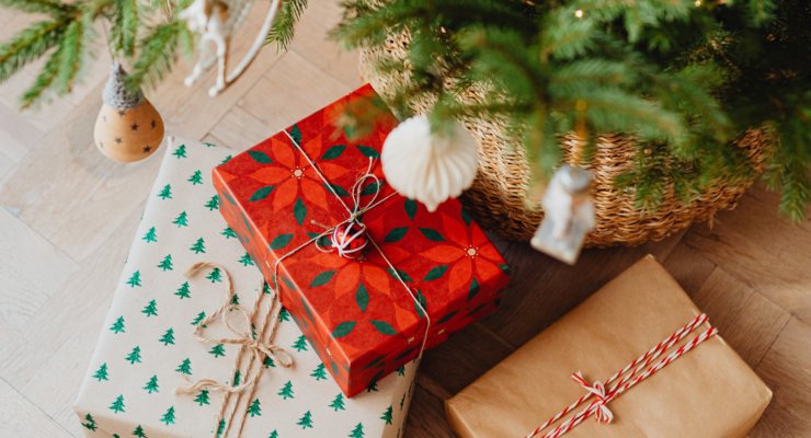 Eine Frau mit Geschenken am Christkindlmarkt