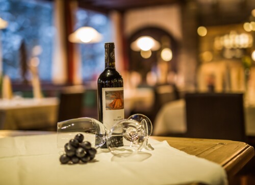 Gedeckte Tische im Gasthaus für Firmenfeiern bei Salzburg